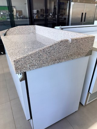 Mesa pizzera refrigerada 3 puertas mármol