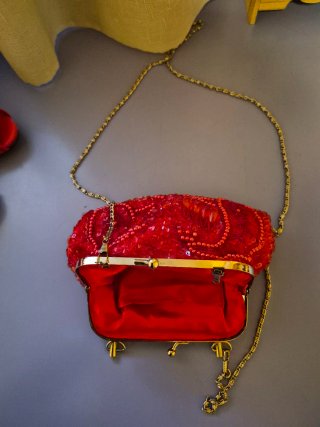 Bolso de fiesta rojo con pedrería y cadena