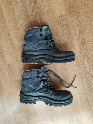 Botas de montaña Chiruca grises y naranjas