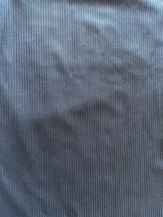 Camiseta negra con hombros descubiertos
