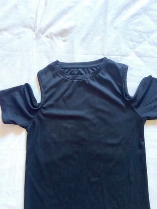 Camiseta negra con hombros descubiertos