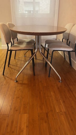 Mesa ovalada de madera y metal
