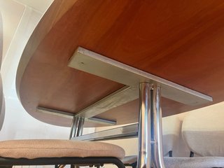 Mesa ovalada de madera y metal