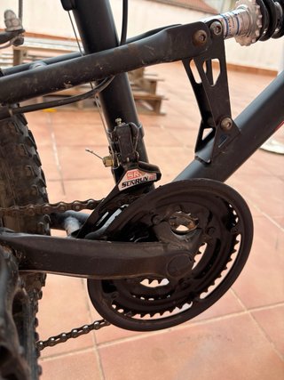 Bicicleta de montaña negra y roja