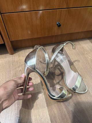 Tacones dorados de fiesta