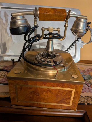 Teléfono antiguo madera y latón