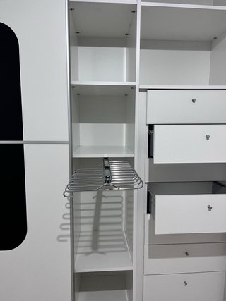 Armario moderno blanco y negro con espejo