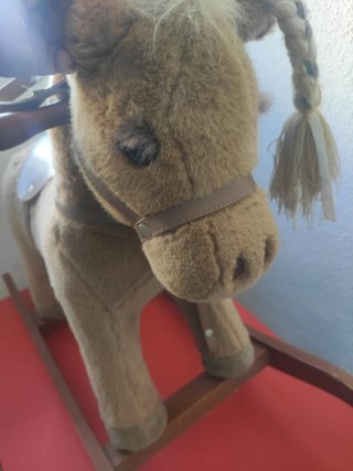 Caballo balancín peluche