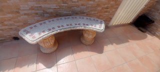 Mesa de jardín de piedra con 4 bancos