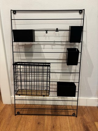 Organizador de pared metálico con detalles de made