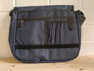 Bolso bandolera azul marino.