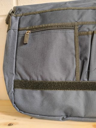 Bolso bandolera azul marino.