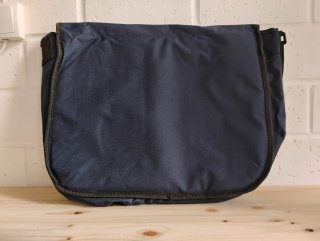 Bolso bandolera azul marino.
