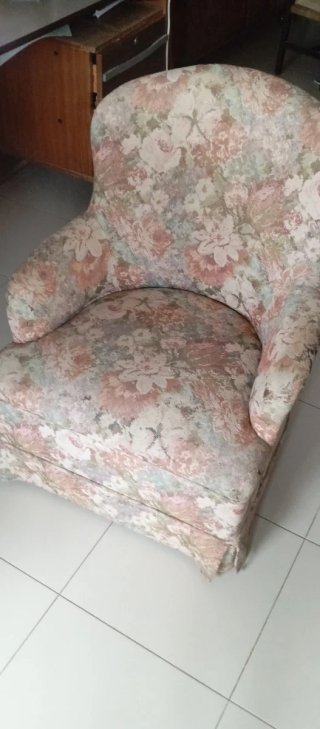 Sillón tapizado floral