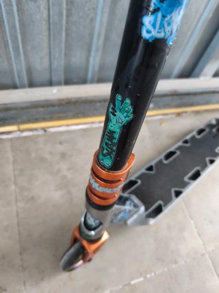 Patinete freestyle naranja y negro