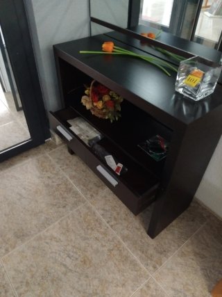 Recibidor de madera y espejo