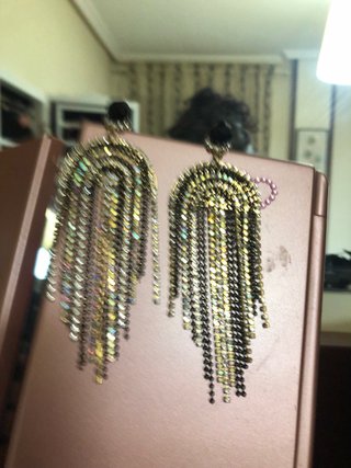 Pendientes largos brillantes dorados y negros
