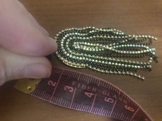 Pendientes largos brillantes dorados y negros