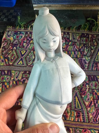 Figura porcelana niña con muñeco