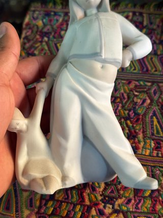 Figura porcelana niña con muñeco