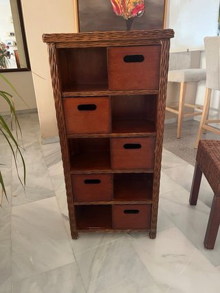 Cómoda 49x26x102 mesita 41x41x46 mimbre-madera.
