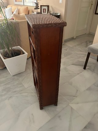 Cómoda 49x26x102 mesita 41x41x46 mimbre-madera.