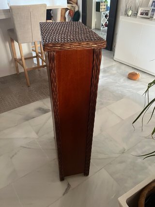 Cómoda 49x26x102 mesita 41x41x46 mimbre-madera.