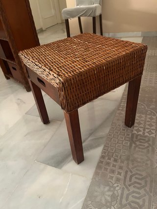 Cómoda 49x26x102 mesita 41x41x46 mimbre-madera.