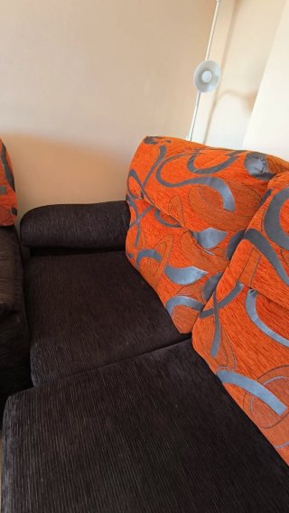 Sofá marrón y naranja de tela