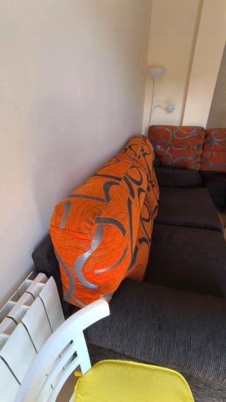 Sofá marrón y naranja de tela