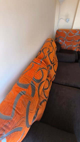 Sofá marrón y naranja de tela