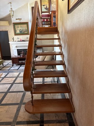 Escalera de madera con barandilla decorada