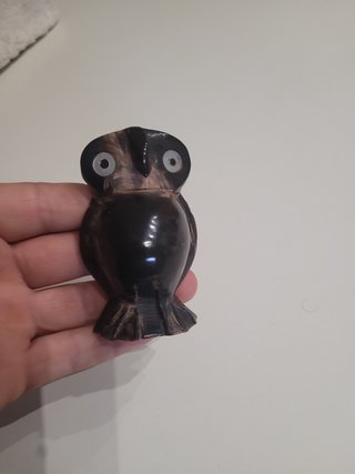 Búho de cuerno tallado a mano