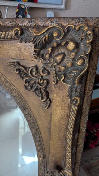 Espejo clásico dorado, marco de madera ornamentado