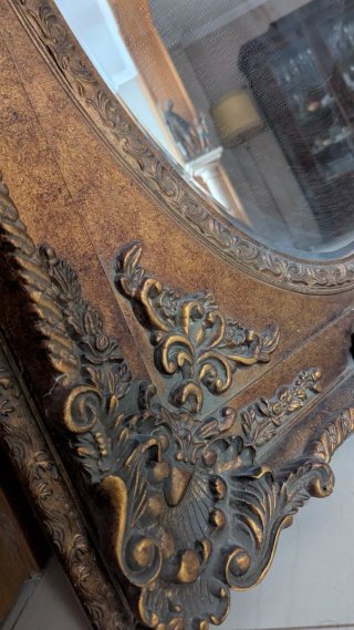 Espejo clásico dorado, marco de madera ornamentado
