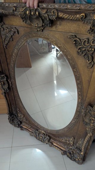 Espejo clásico dorado, marco de madera ornamentado