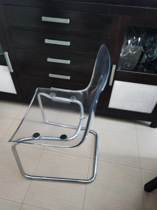 Silla transparente y metálica Ikea