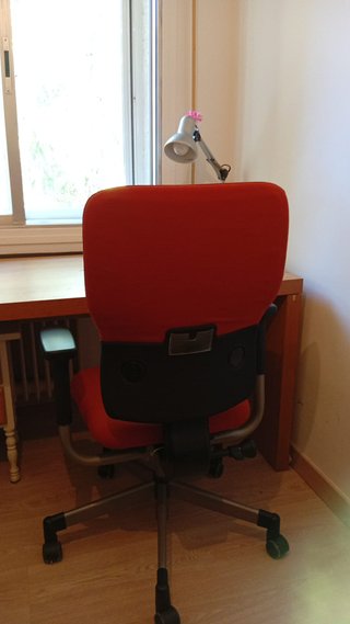 Sillón de escritorio naranja y negro