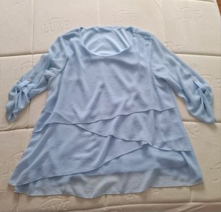 Blusón azul con volantes