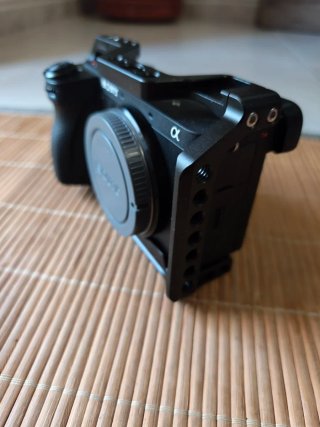 Sony a6700  + 2 baterías + jaula
