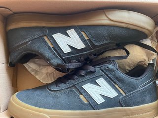 Zapatos New Balance Negros y Marrones