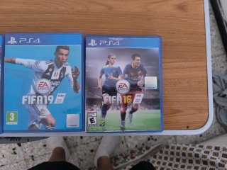 PS4 (PlayStation 4) con 2 mandos y juegos
