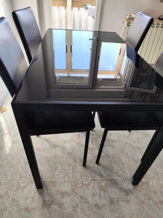 Mesa comedor metal negro y cristal, con 4 sillas