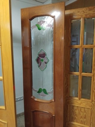 Puerta madera con cristal decorado
