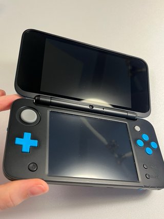New Nintendo 2DS XL  + 5 Juegos + 2 amiibos