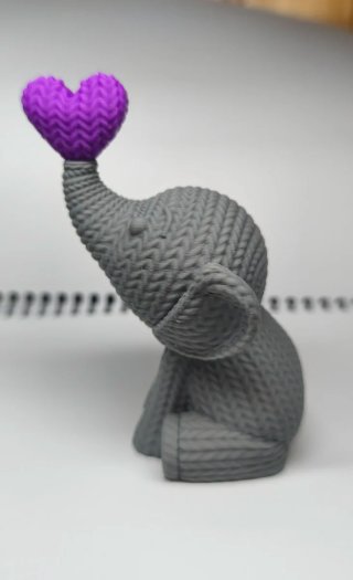 Elefante efecto crochet con corazón morado
