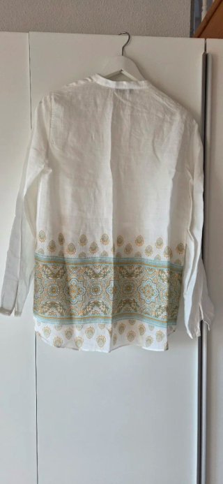 Blusa blanca con estampado floral