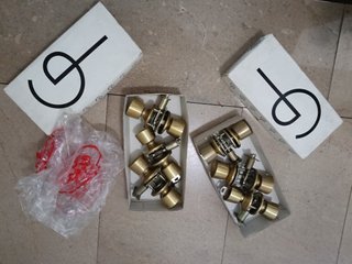 Juego de pomos de cerradura de laton