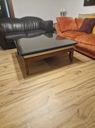 Elegante mesa de centro de madera y cristal