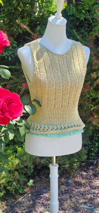 Top ajustado sin mangas con bajo peplum
